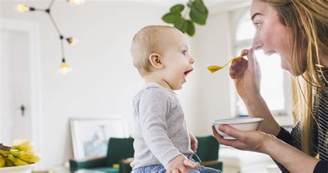 Egy családtag tápszerrel eteti a babát