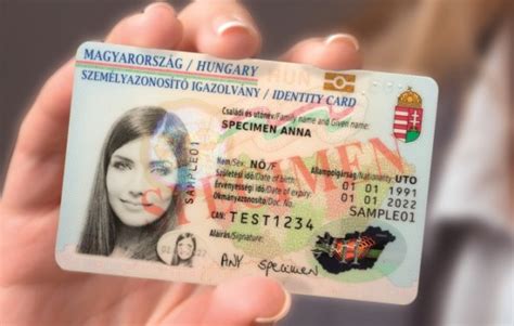 Elektronikus személyi igazolvány, kiemelve a chip helyét és a digitális funkciókra utaló jeleket