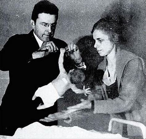 A kis Albert kísérletet végző John B. Watson és Rosalie Rayner