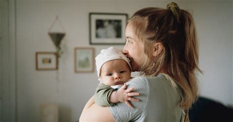 Anya masszírozza a babáját