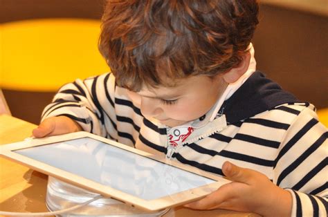 Gyerek játszik tablettel a repülőn