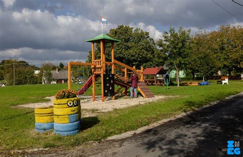 Anyuka játszótéren edz