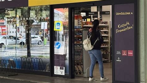 Babakocsi üzlet bejárata Csepelen