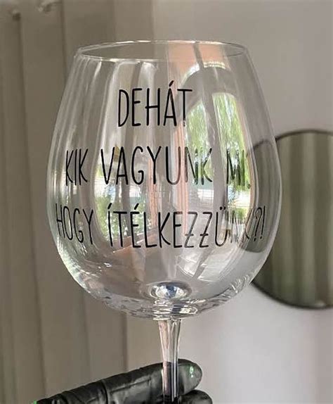 Kávéscsésze, borospohár és cigaretta egy szoptató anya mellett