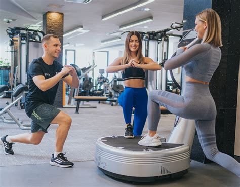 Nő Power Plate gépen edzés közben