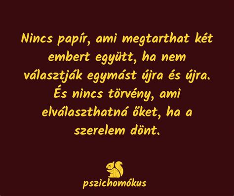 Pár, akik együtt készülnek a szülőségre és támogatják egymást