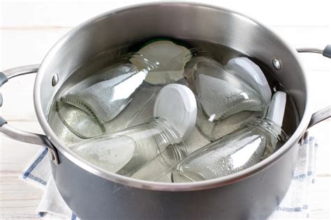 Forrásban lévő vízben sterilizált cumisüvegek