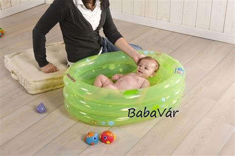 Kismama meleg vízben, szülési medence