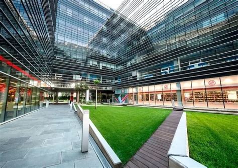 Zöld irodaház belső udvarral