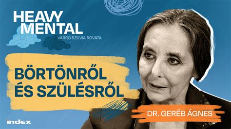 Nő tájékozódik a szülésről könyvek és internet segítségével