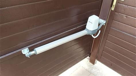 Félhidraulikus emelőhátfal működés közben