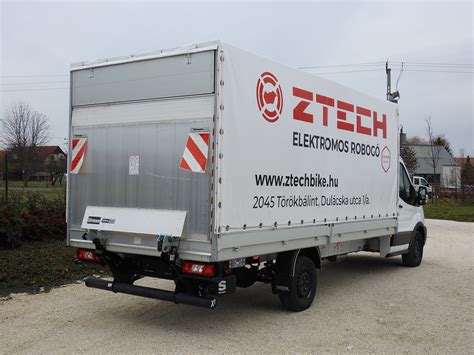 Hidraulikus standard emelőhátfalat használó teherautó