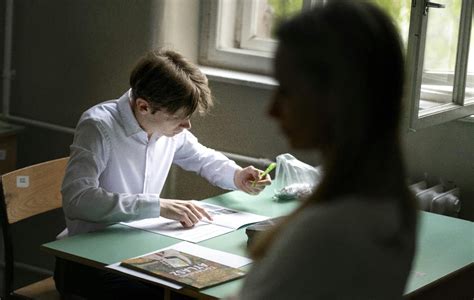Iskolaorvos vizsgálja a diákot