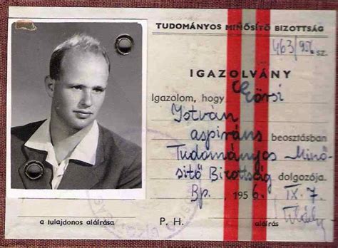 Baba könyvet lapozgat