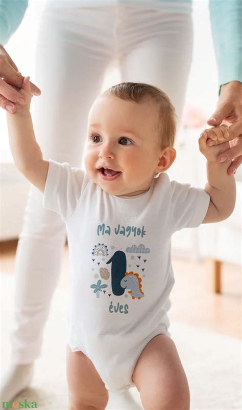 1 éves baba játszik építőkockákkal