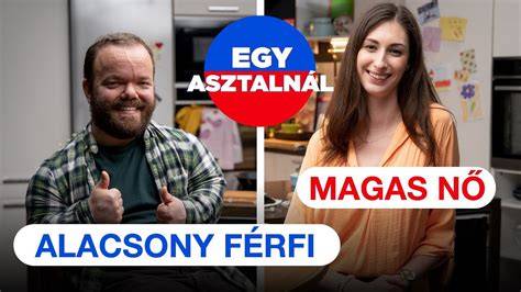 Nő ír egy asztalnál, körülötte könyvek