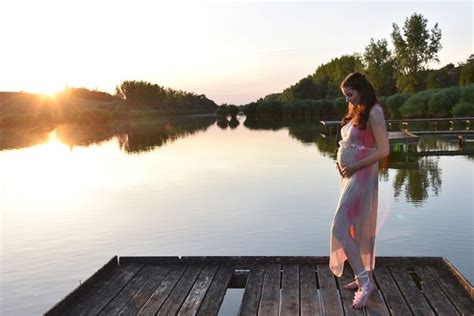 kismama relaxál, nyugodt környezetben