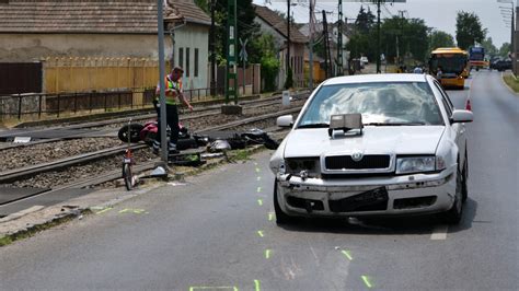 A baleset helyszíne és az összeroncsolódott autó