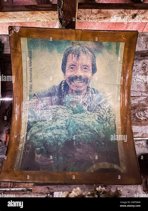 Julian Santana Barrera és a babák