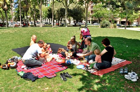 Család piknikezik a parkban