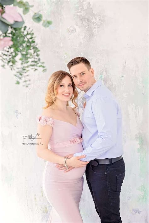 Kismama gondoskodik a babáról és a ruháiról