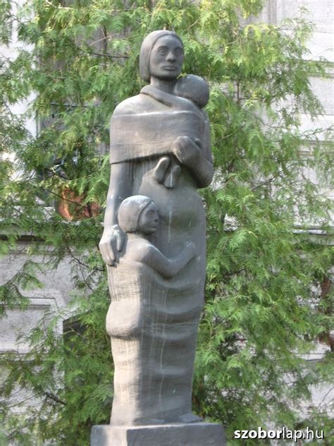 Sokgyermekes anya portréja gyermekeivel