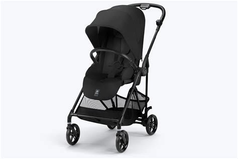 Cybex Melio Carbon babakocsi egy városi környezetben