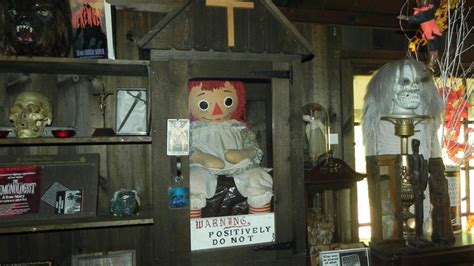 Annabelle baba vitrinben a Warren Okkult Múzeumban