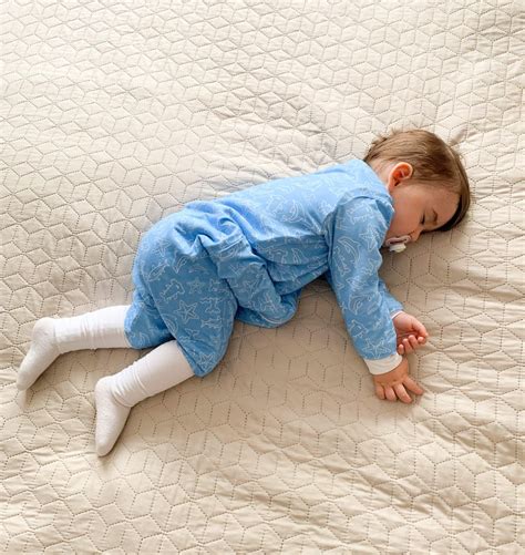 gyermek tipegő hálózsákban