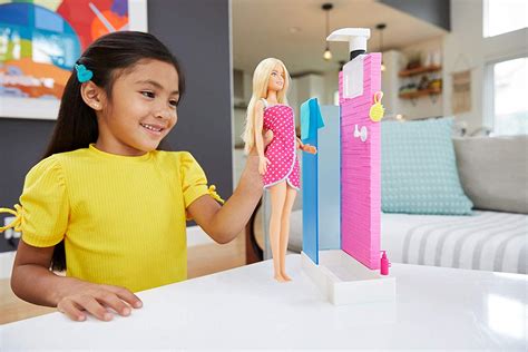 Gyermekek Barbie babával játszanak