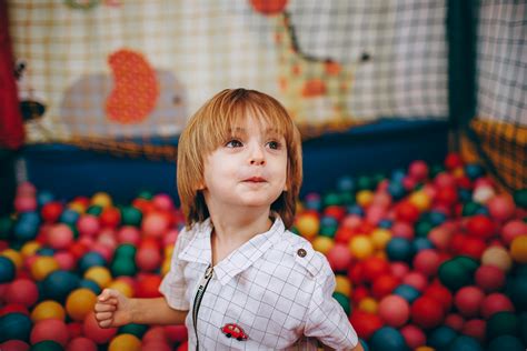 Gyermek játszik tócsában