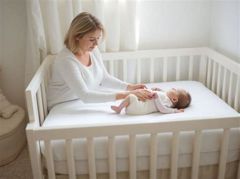 Háton fekvő csecsemő biztonságos alvási pozíciója