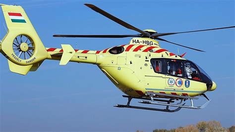 Mentőhelikopter a váci lakóparkban