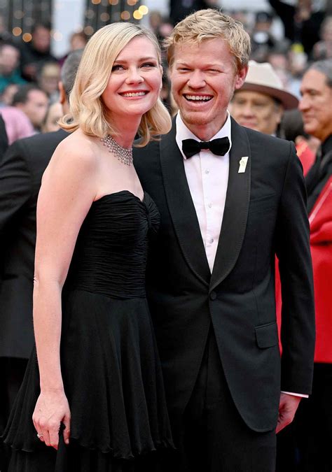 Kirsten Dunst és Jesse Plemons egy vörös szőnyeges eseményen
