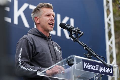 Politikus nyilatkozik sajtótájékoztatón