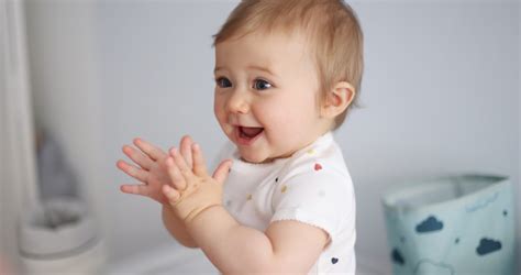 Pampers logó és egy mosolygós baba