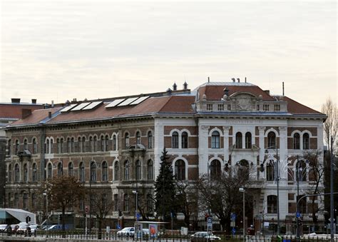 Az ELTE épületének fotója, hallgatókkal a campuson