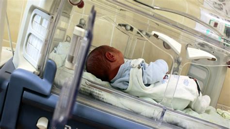 Újszülött megkülönböztető szalag a kórházban