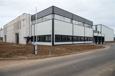 Ipari létesítmények a vasútvonal mentén