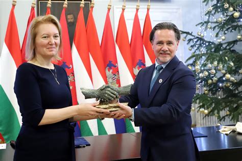 Kézben tartott gyógyszeres flakon és mérőedény