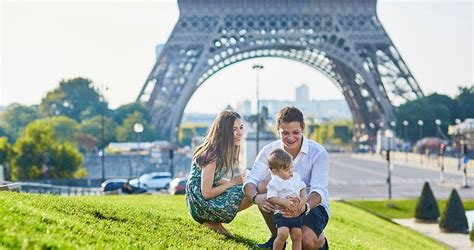 Francia család gyerekkel parkban, francia életmód