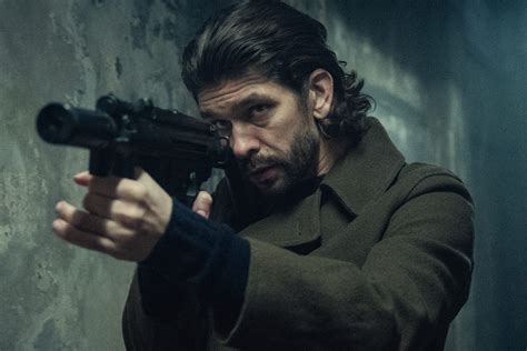 Keira Knightley és Ben Whishaw a Fekete galamb című sorozatban