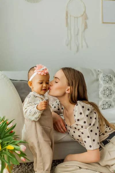 Boldog anya és újszülöttje otthoni környezetben, bába kíséretében