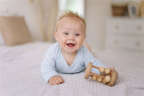 10-12 hónapos baba játszik