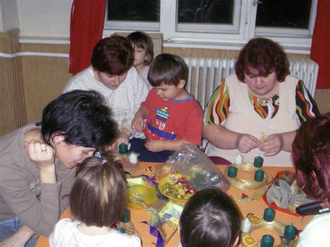 Óvodai csoport különböző etnikumú gyermekekkel