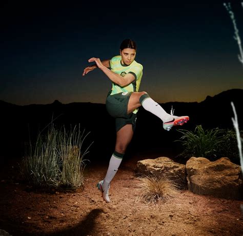 Nike ACG logó és termékek a természetben