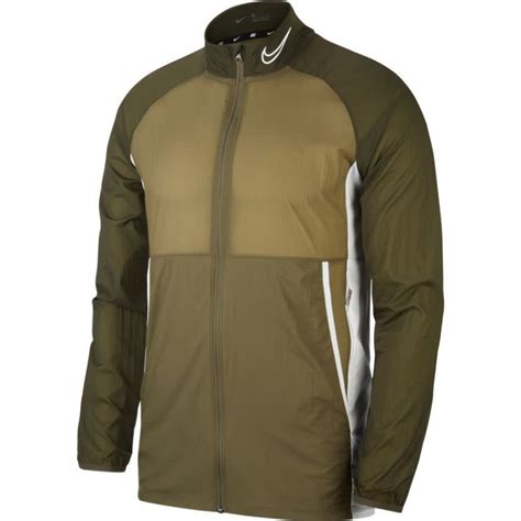 A Nike Hybrid férfi dzseki viselve, túrázás közben