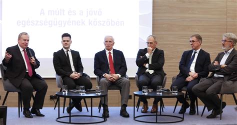 Szócska Miklós és Csiba Gábor nyilatkozik a kórház előtt