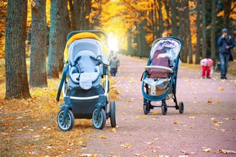Babakocsi napernyővel egy napsütéses parkban