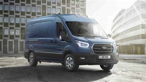 Ford Transit 4x4: Egy kép egy összkerékhajtású Ford Transitról, amely nehéz terepen halad.